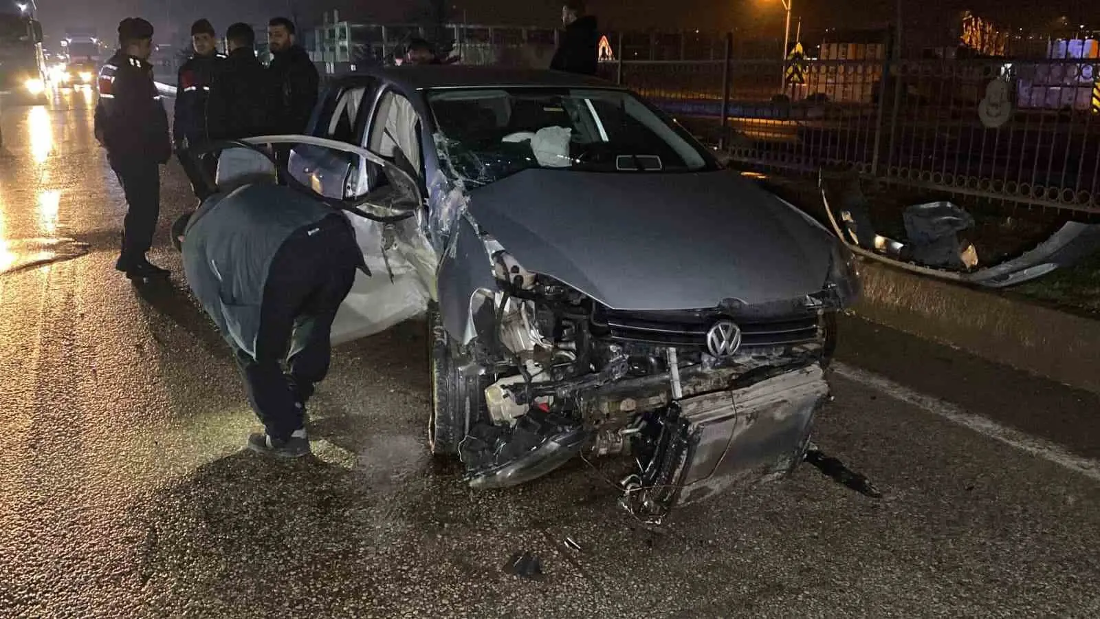 Bursa’nın İnegöl ilçesinde meydana gelen kazada kontrolden çıkan otomobil bariyerlere