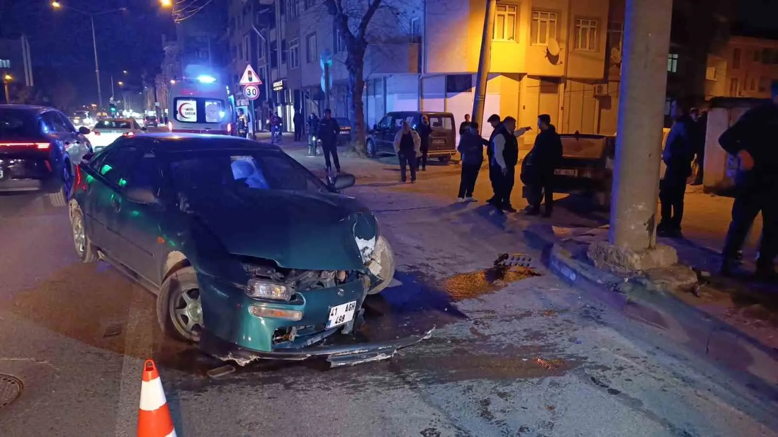 Bursa’nın İnegöl ilçesinde virajda kontrolden çıkan otomobil, enerji nakil hattı