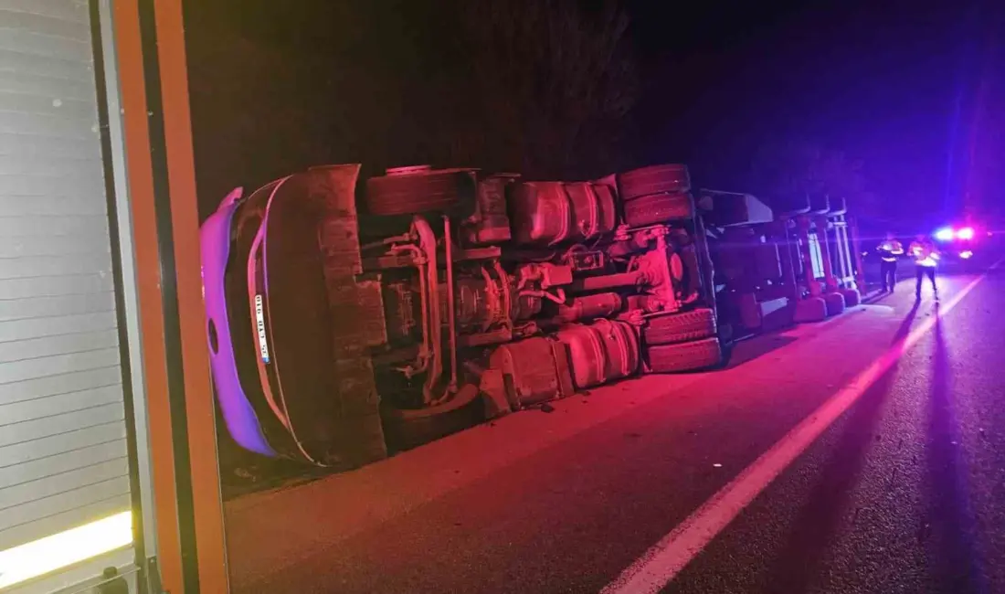 Bursa’nın İnegöl ilçesinde meydana gelen kazada patates yüklü tır devrildi:
