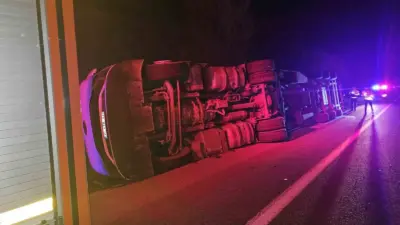 Bursa’nın İnegöl ilçesinde meydana gelen kazada patates yüklü tır devrildi: