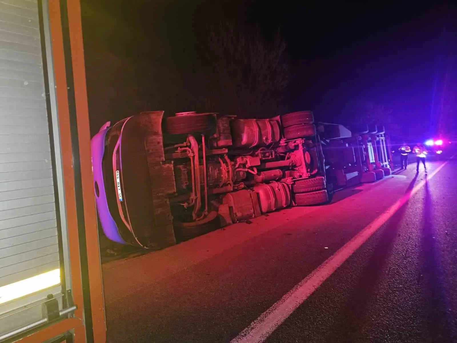 Bursa’nın İnegöl ilçesinde meydana gelen kazada patates yüklü tır devrildi: