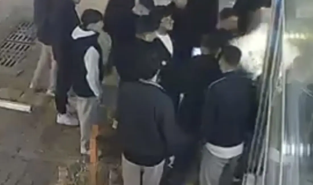 Bursa’da iki grup arasında çıkan tartışma kısa sürede kavgaya dönüştü.