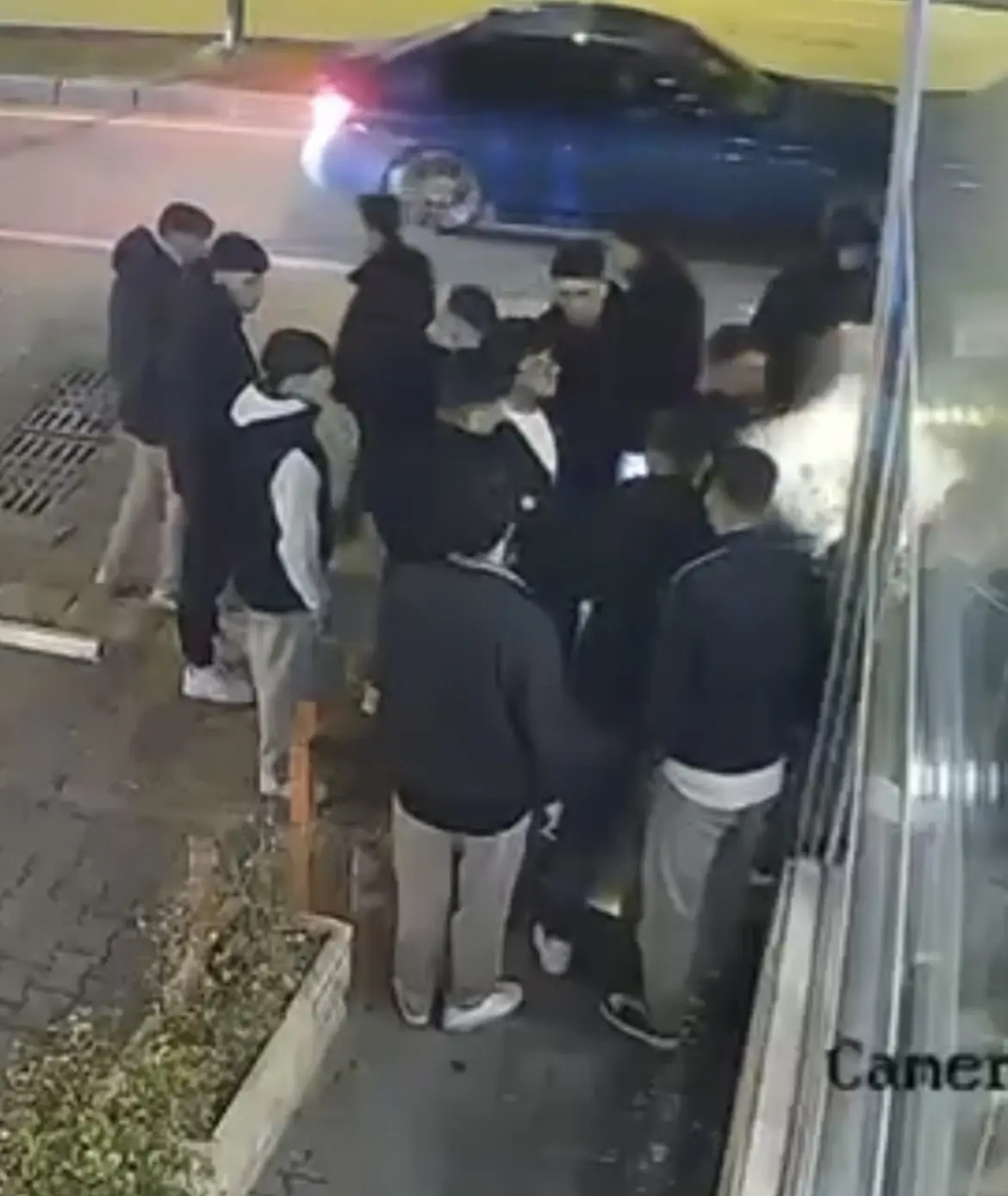 Bursa’da iki grup arasında çıkan tartışma kısa sürede kavgaya dönüştü.