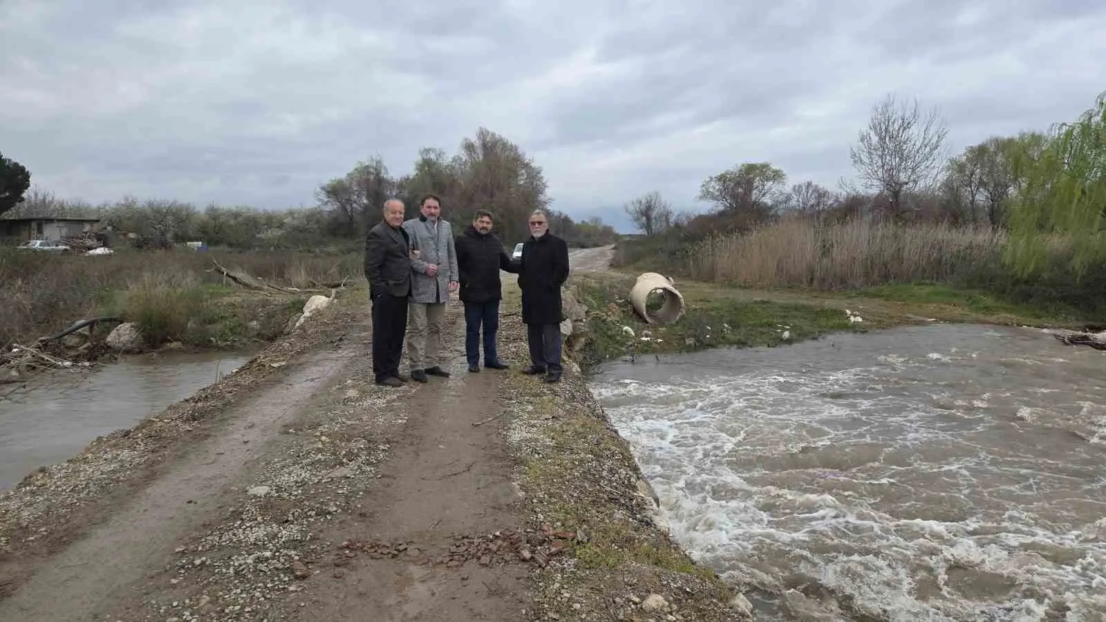 Bursa’nın İznik ilçesinde, yaz aylarında neredeyse tamamen kuruyan Karasu Deresi,