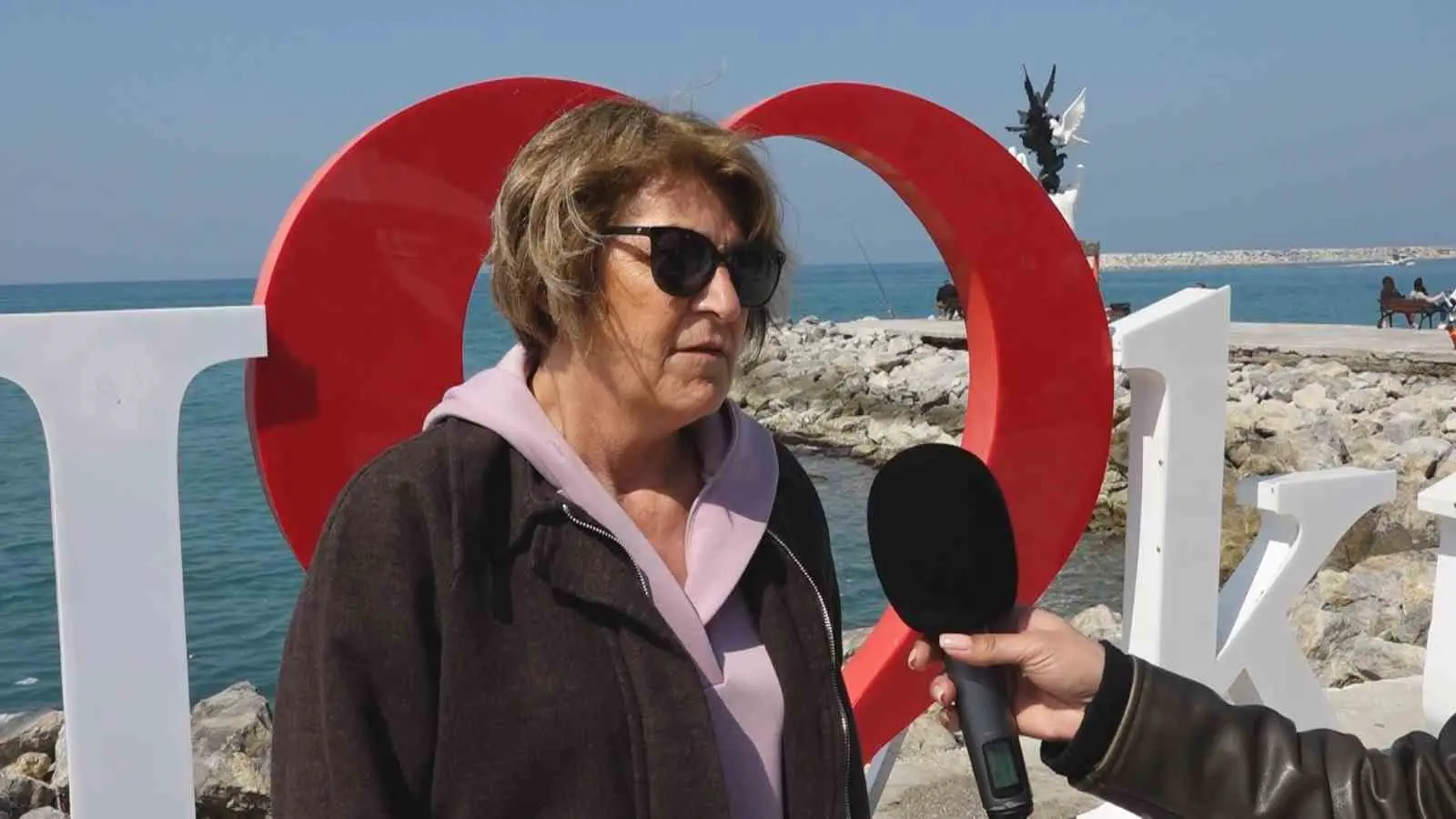 Başkan Ömer Günel’in gözaltına alınmasının ardından vatandaşlar, Başkan Ömer Günel’in