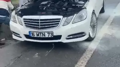 Bursa’da dumanlar yükselen lüks otomobil, itfaiye ekiplerinin anında müdahalesiyle küle