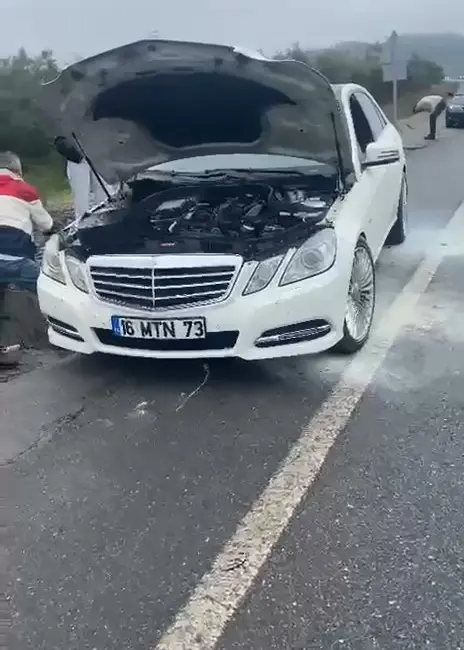 Bursa’da dumanlar yükselen lüks otomobil, itfaiye ekiplerinin anında müdahalesiyle küle