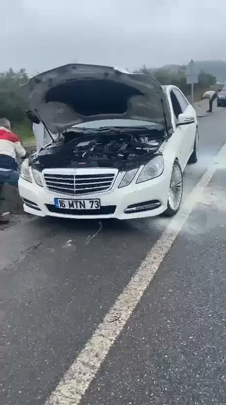 Bursa’da dumanlar yükselen lüks otomobil, itfaiye ekiplerinin anında müdahalesiyle küle