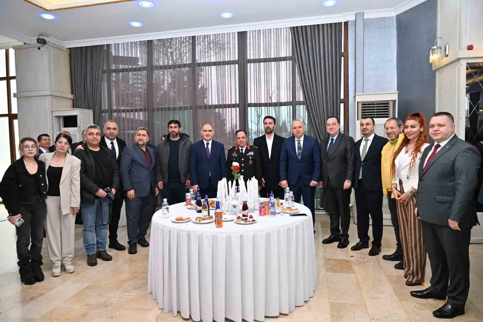 Manisa’da Ramazan Bayramı dolayısıyla düzenlenen resmi bayramlaşma töreni, yoğun katılımla