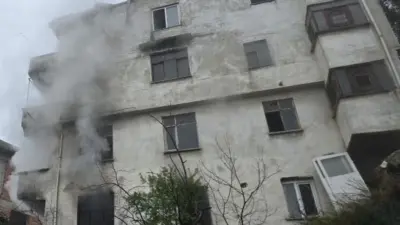 Bursa’nın Mudanya ilçesinde kullanılmayan bir apartmanda çıkan yangın mahallede paniğe