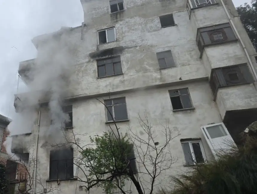 Bursa’nın Mudanya ilçesinde kullanılmayan bir apartmanda çıkan yangın mahallede paniğe