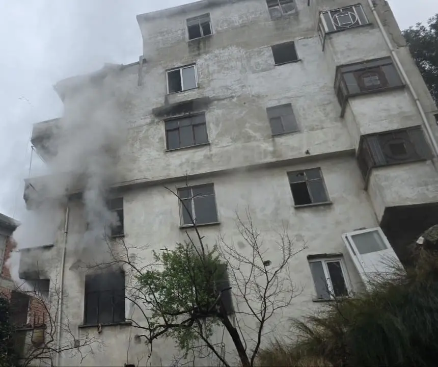 Bursa’nın Mudanya ilçesinde kullanılmayan bir apartmanda çıkan yangın mahallede paniğe