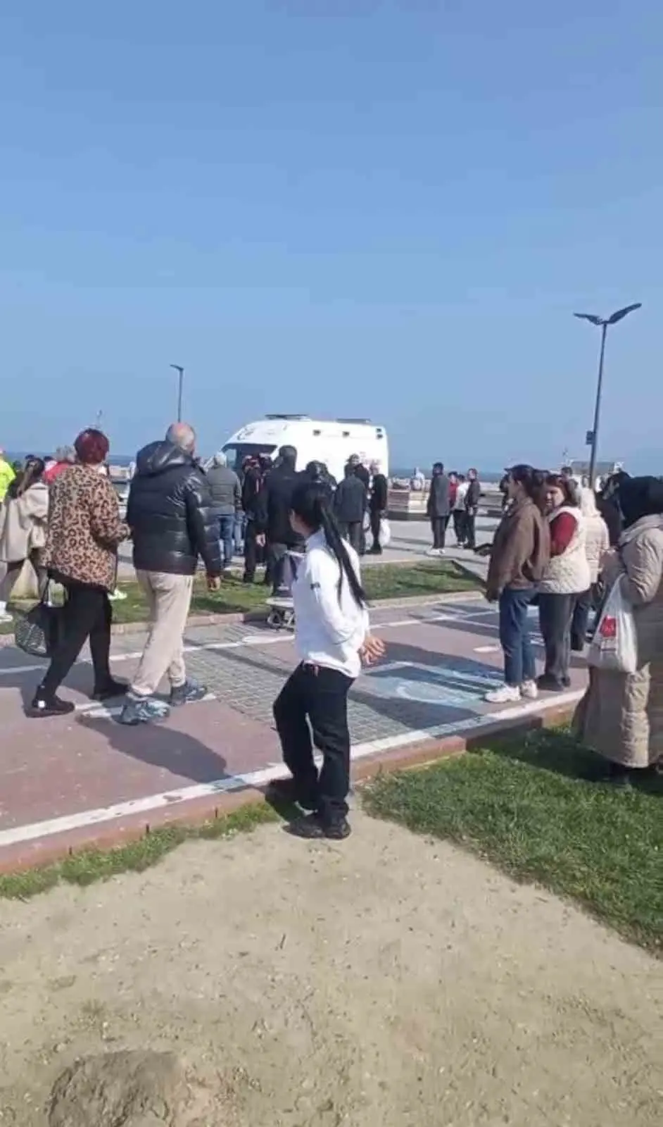 Bursa’nın Mudanya ilçesinde sahil kenarında hareket halindeki kamyonun çarptığı 4