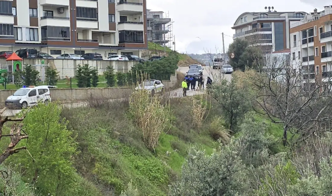 Bursa’nın Mudanya ilçesi Burgaz Mahallesi’nde bir sitenin önündeki yol, yağmurun