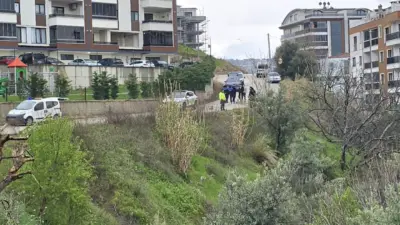 Bursa’nın Mudanya ilçesi Burgaz Mahallesi’nde bir sitenin önündeki yol, yağmurun