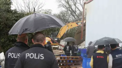 Nilüfer Belediyesi yıkım ekipleri, soğuk ve yağışlı havaya rağmen Tahtalı’da