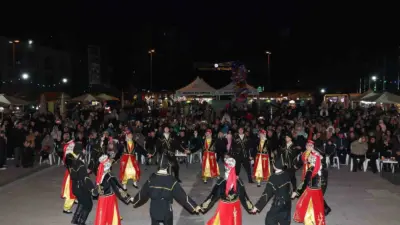 Nilüfer Belediyesi’nin Cumhuriyet Meydanı’nda düzenlediği Nilüfer Ramazan Sokağı, Artvinliler Buluşması’na