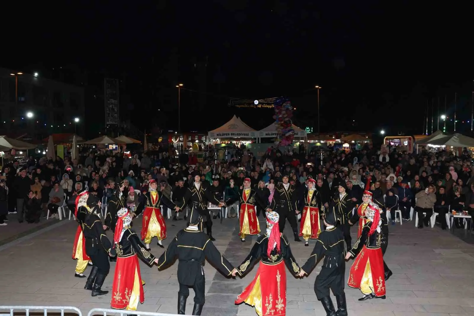 Nilüfer Belediyesi’nin Cumhuriyet Meydanı’nda düzenlediği Nilüfer Ramazan Sokağı, Artvinliler Buluşması’na