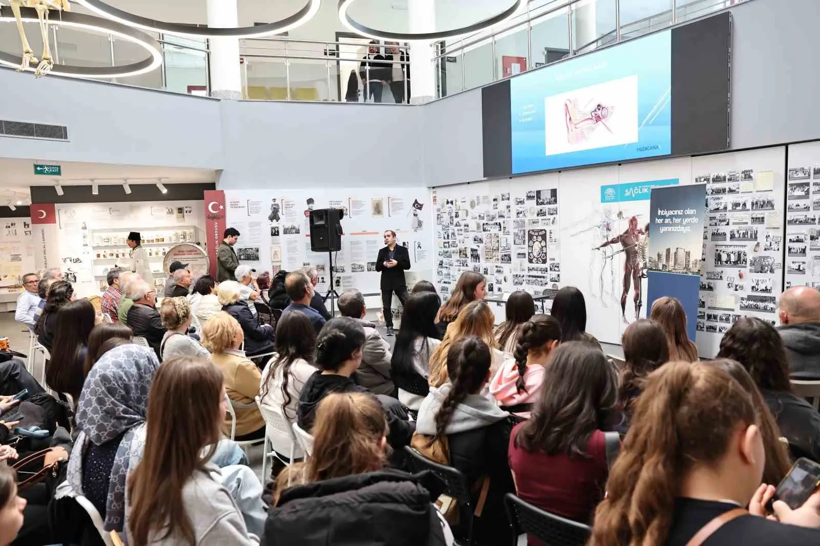 Nilüfer Belediyesi’nin düzenlediği Sağlık Buluşmaları’nda konuşan Op. Dr. Vedat Oruk,