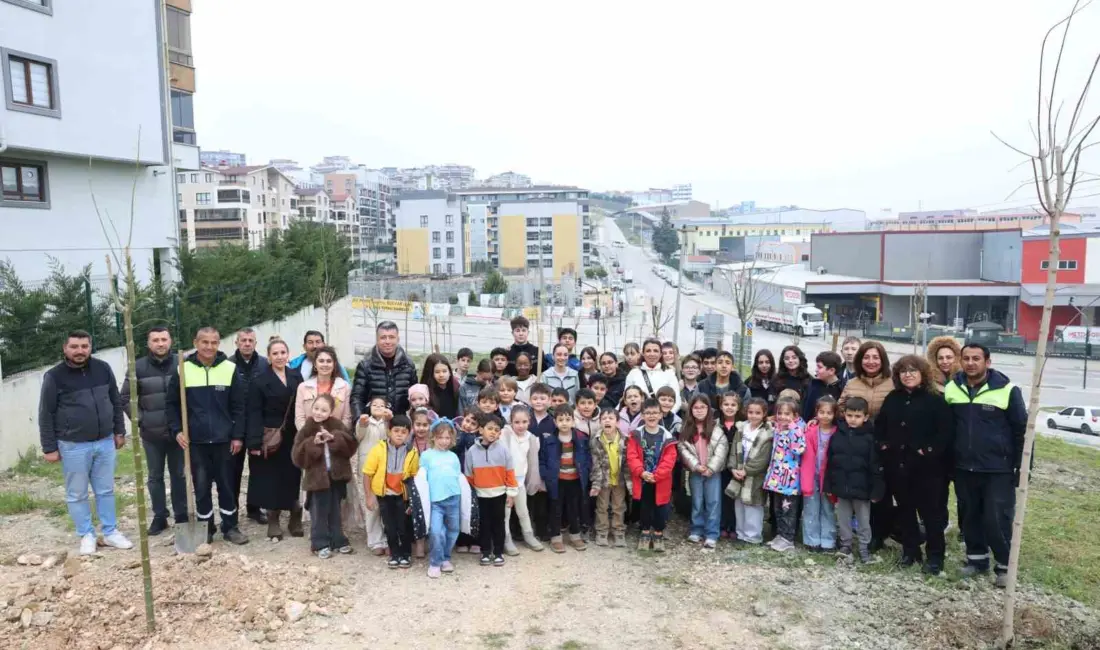 Nilüfer’de Orman Haftası kapsamında düzenlenen etkinlikte öğrenciler doğa için fidan