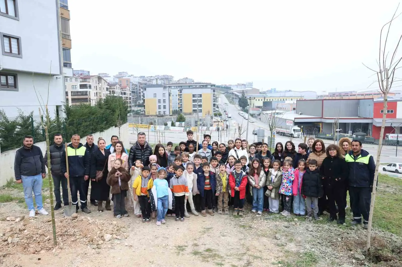 Nilüfer’de Orman Haftası kapsamında düzenlenen etkinlikte öğrenciler doğa için fidan