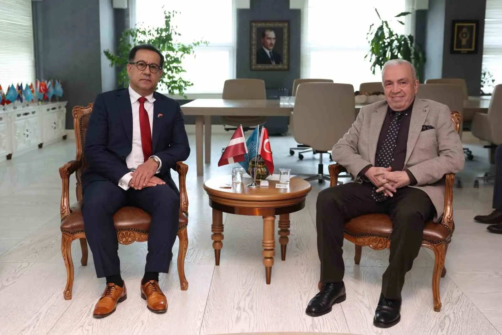 Nilüfer Belediye Başkanı Şadi Özdemir, Letonya Büyükelçisi Bahtijors Hasans’ı ağırladı.