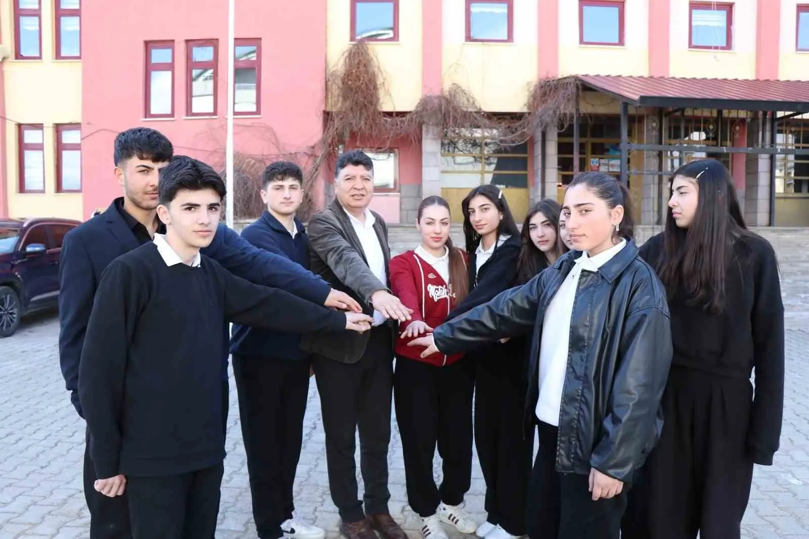 Erzurum’un Oltu ilçesinde lise öğrencileri, “Maarifin Kalbinde Ramazan” etkinlikleri kapsamında