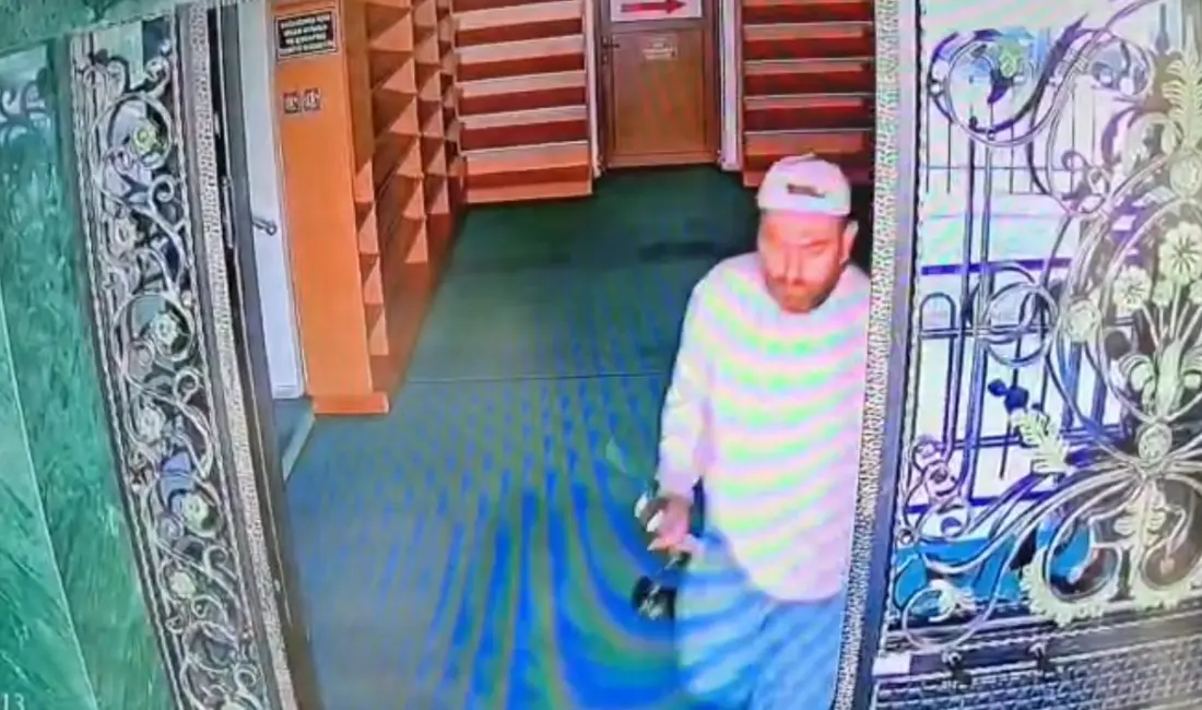 Bursa’nın Mudanya ilçesinde elinde balık oltasıyla camiye giren hırsız, imamın