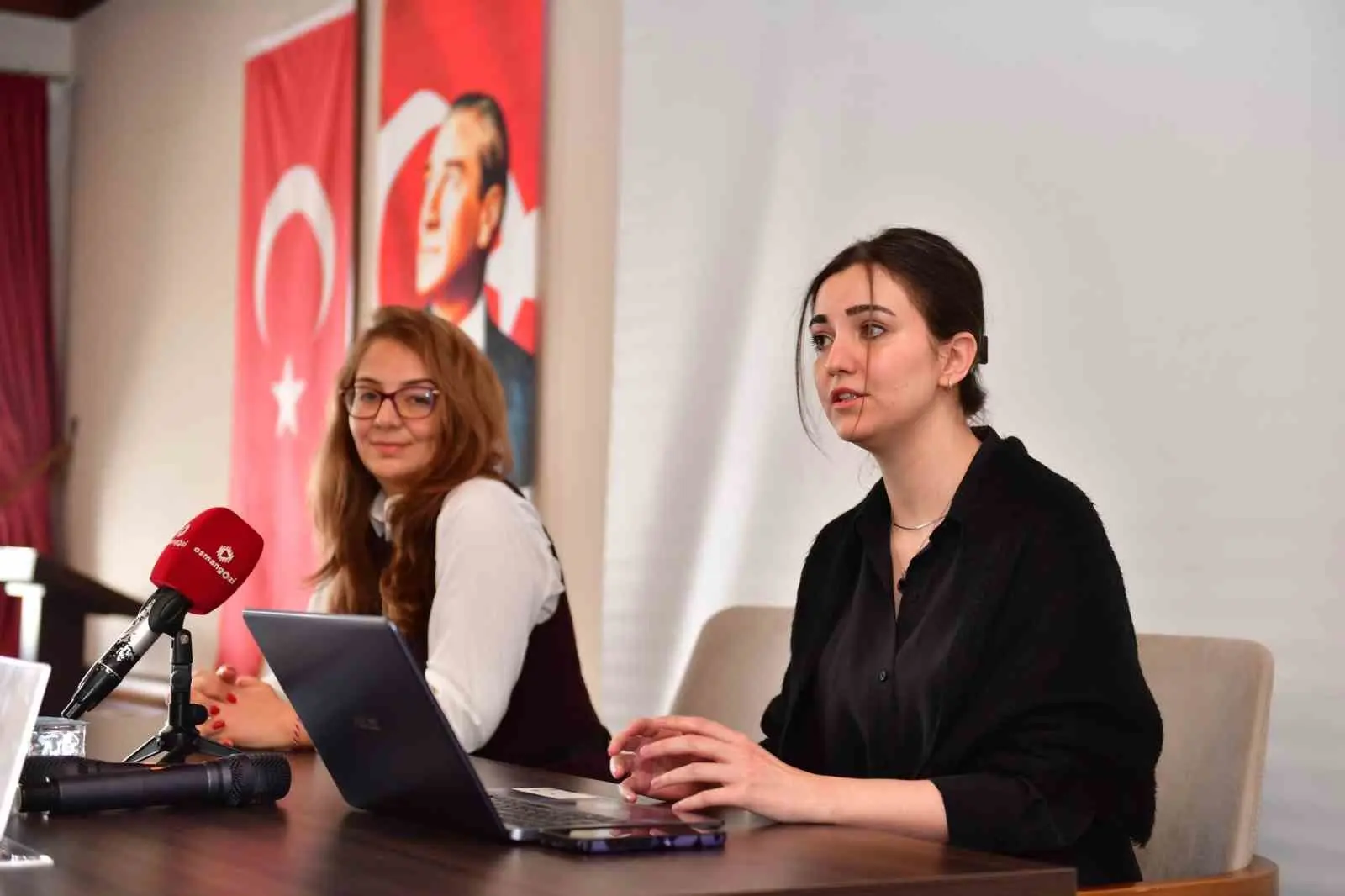 Osmangazi Belediyesi’nin kadın sağlığına ilişkin düzenlediği panele katılan uzman isimler,