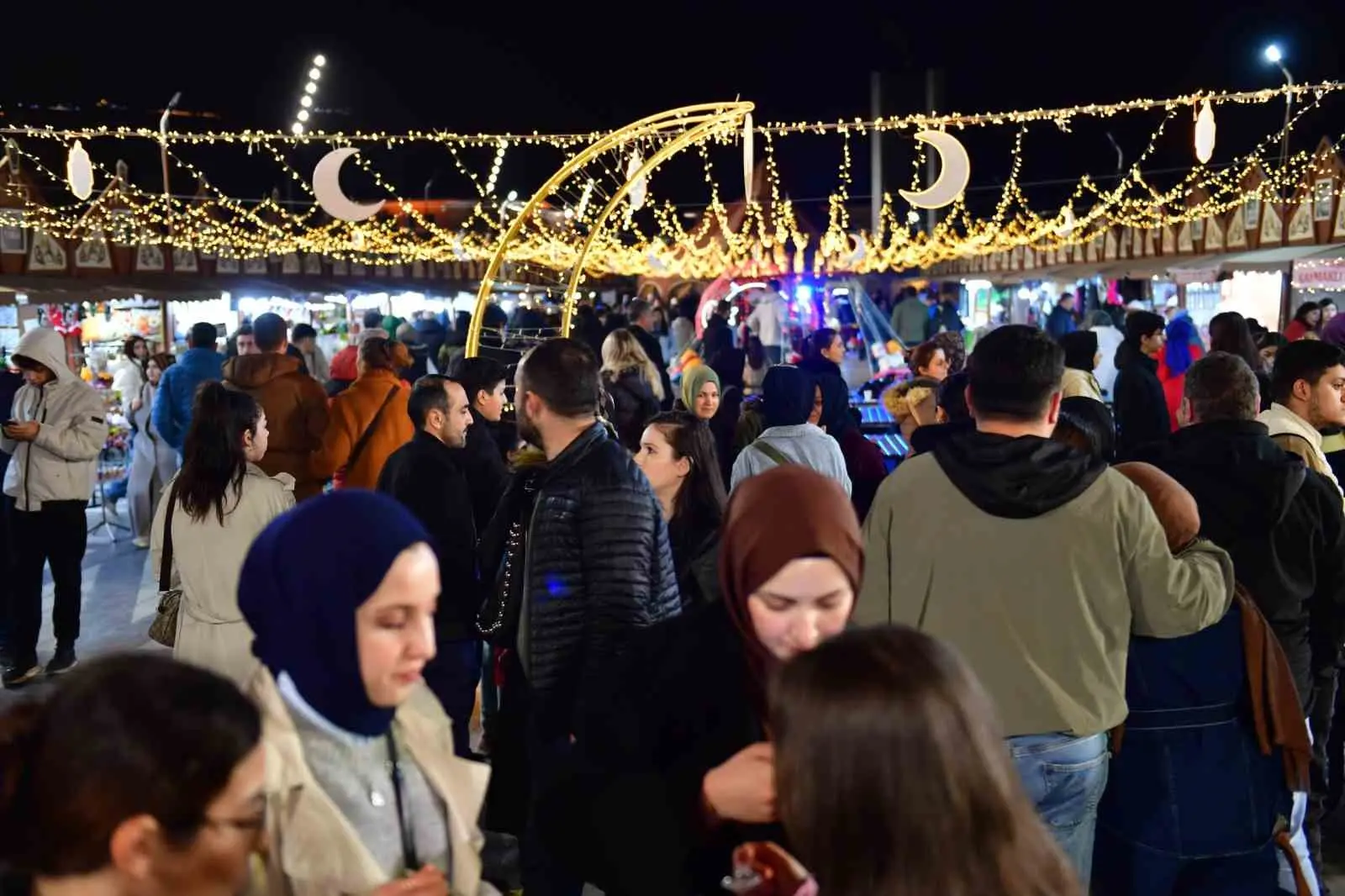 Osmangazi Belediyesi tarafından Osmangazi Meydanı’nda düzenlenen Ramazan etkinlikleri büyük ilgi