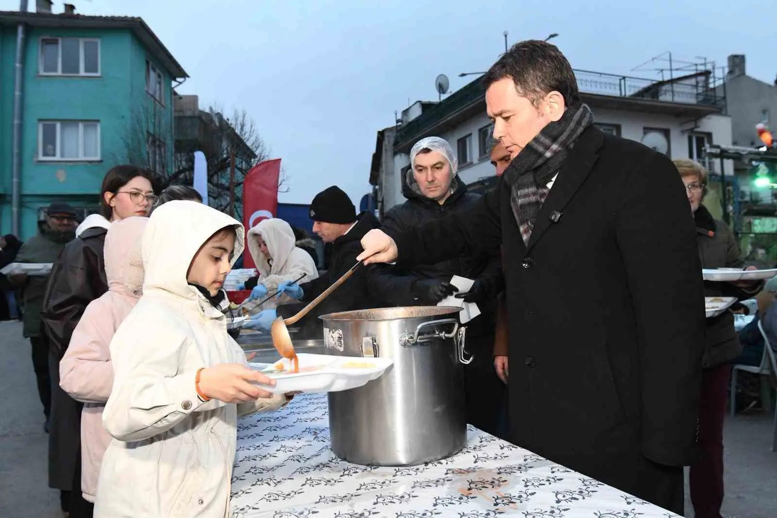 Ramazan ayının manevi atmosferi Osmangazi’de kurulan gönül sofralarında yaşanmaya devam