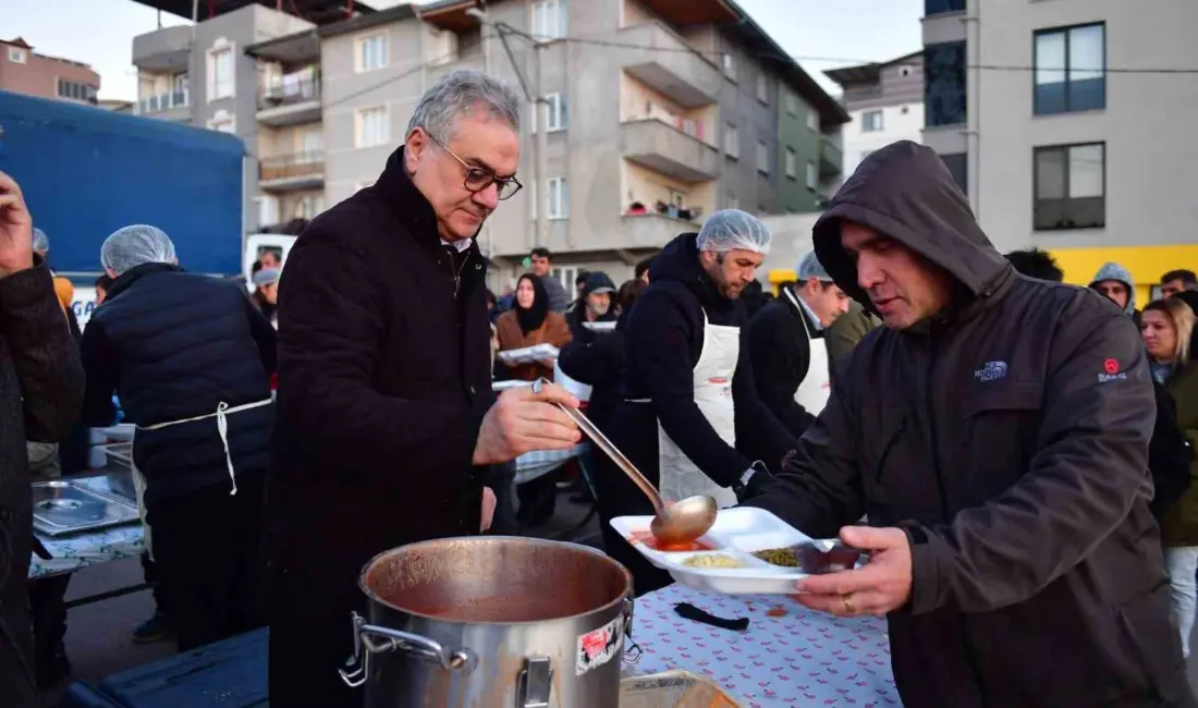 Geçit Mahallesi’nde kurulan Osmangazi Belediyesi iftar sofrası, mahalle sakinlerini aynı