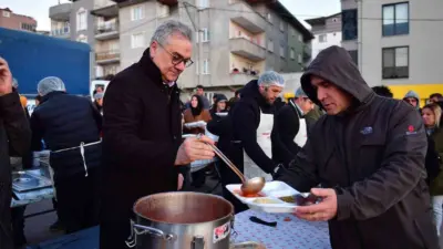 Geçit Mahallesi’nde kurulan Osmangazi Belediyesi iftar sofrası, mahalle sakinlerini aynı