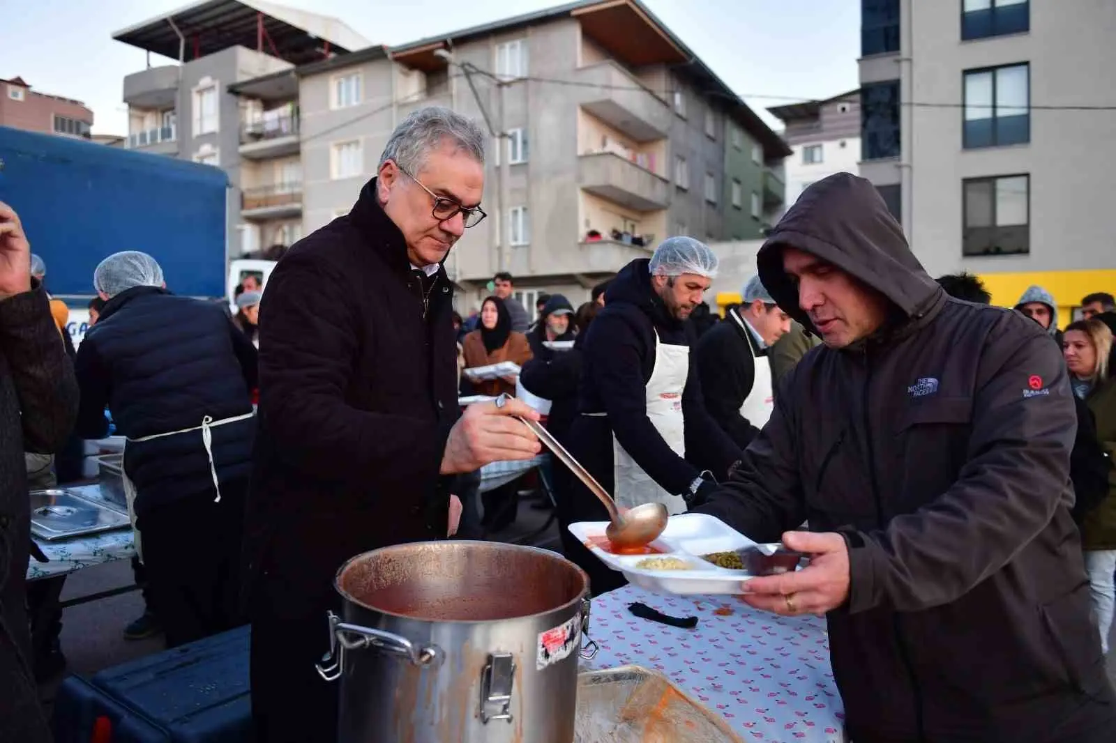 Geçit Mahallesi’nde kurulan Osmangazi Belediyesi iftar sofrası, mahalle sakinlerini aynı