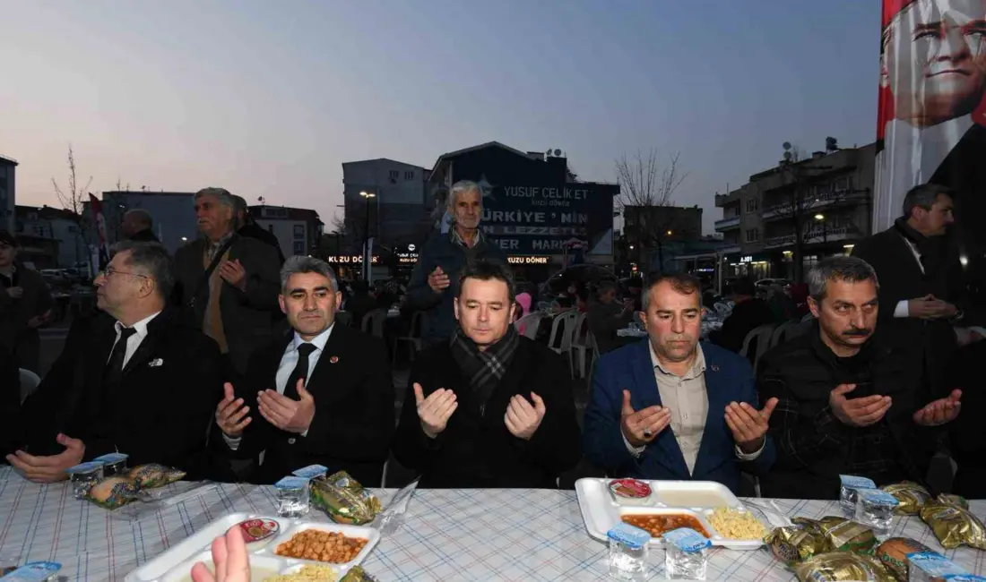 Osmangazi Belediyesi’nin Bağlarbaşı Mahallesi’nde kurduğu gönül sofrası, yüzlerce vatandaşı Ramazan’ın