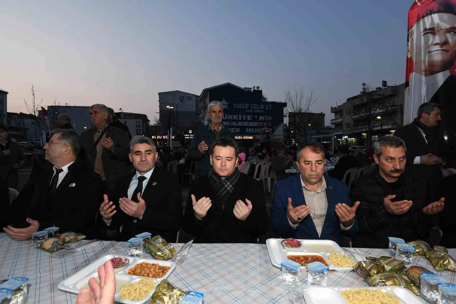 Osmangazi Belediyesi’nin Bağlarbaşı Mahallesi’nde kurduğu gönül sofrası, yüzlerce vatandaşı Ramazan’ın