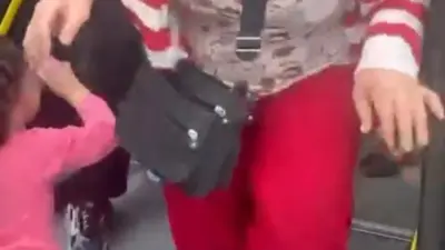 Bursa’da belediye otobüsünde çıkan yer kavgasında iki kadın, araya giren