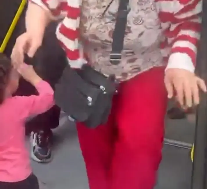 Bursa’da belediye otobüsünde çıkan yer kavgasında iki kadın, araya giren