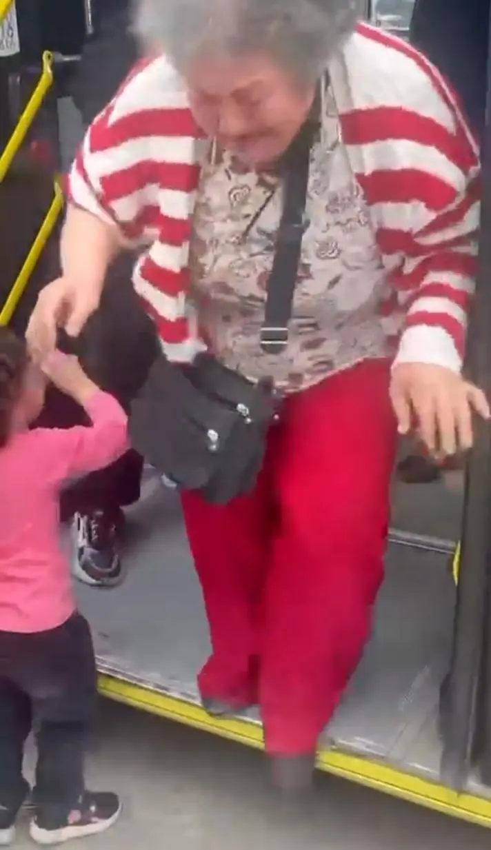 Bursa’da belediye otobüsünde çıkan yer kavgasında iki kadın, araya giren