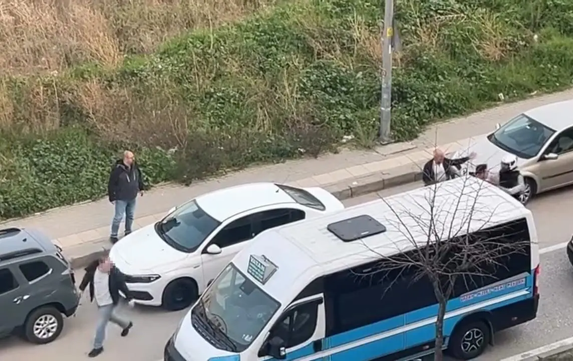 Bursa’nın Yıldırım ilçesinde motosiklet sürücüsü ile otomobil sürücüsü arasında çıkan
