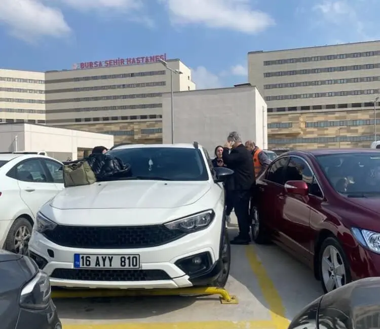Bursa’da Şehir Hastanesi otoparkında yaşanan olay, yürekleri ağza getirdi. Edinilen