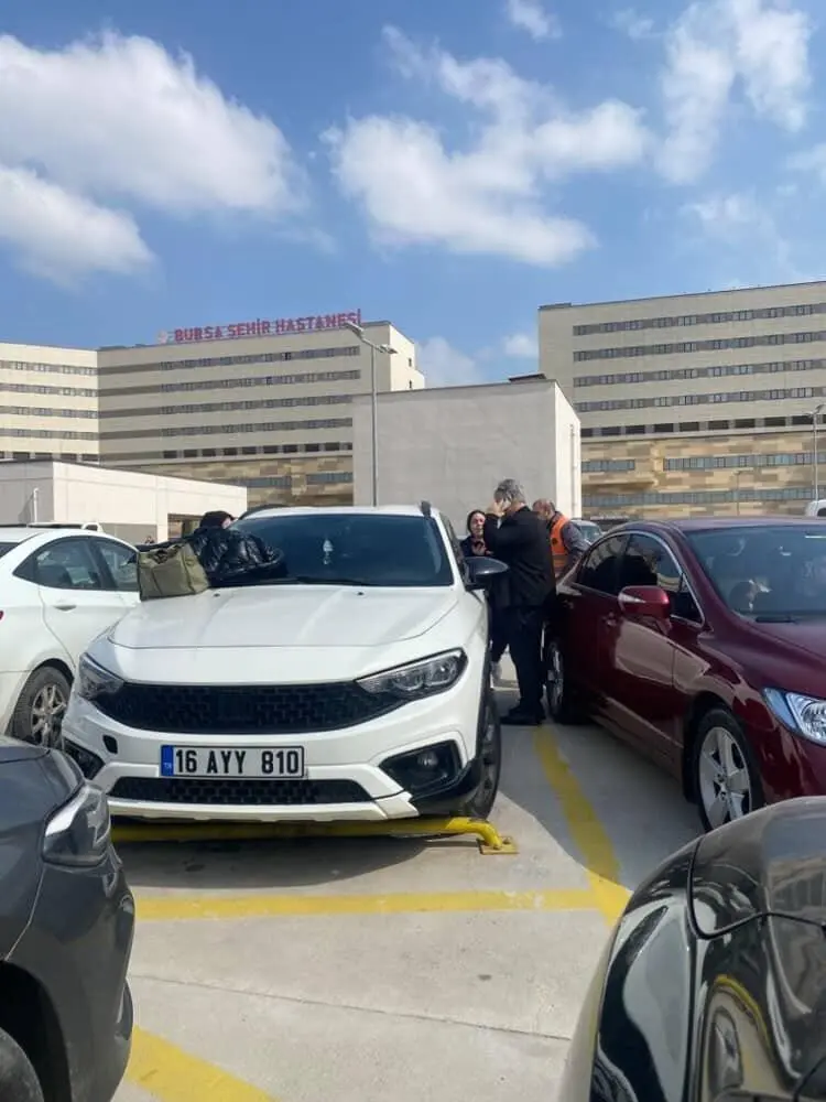 Bursa’da Şehir Hastanesi otoparkında yaşanan olay, yürekleri ağza getirdi. Edinilen
