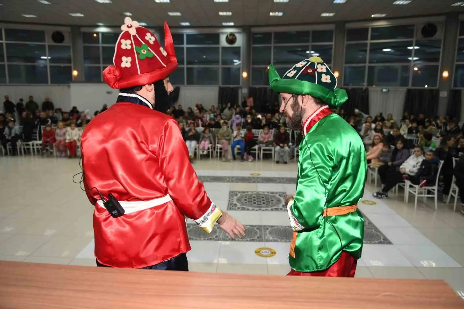 Osmangazi Belediyesi’nin Ovaakça Mahallesi’nde düzenlediği Karagöz orta oyunu ve sihirbazlık