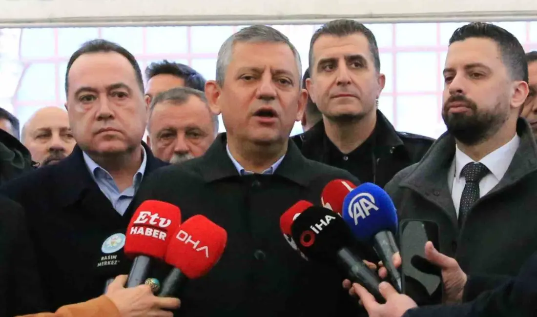 CHP Genel Başkanı Özgür Özel memleketi Manisa’da kıldığı bayram namazının