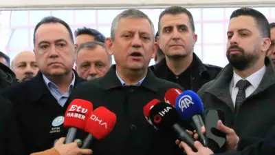 CHP Genel Başkanı Özgür Özel memleketi Manisa’da kıldığı bayram namazının