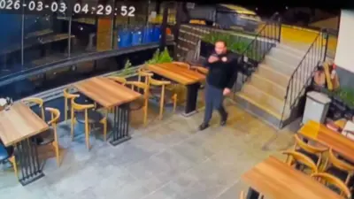 Bursa’da park edilen otomobil, sürücüsünün araçtan inmesinden saniyeler sonra geri