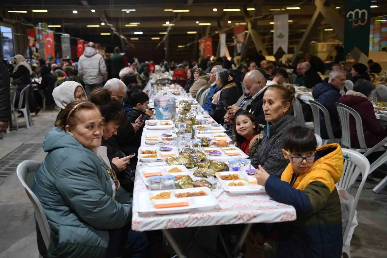 Osmangazi Belediyesi’nin 1050 Konutlar Mahallesi’nde kurduğu iftar sofrasında mahalle sakinleri