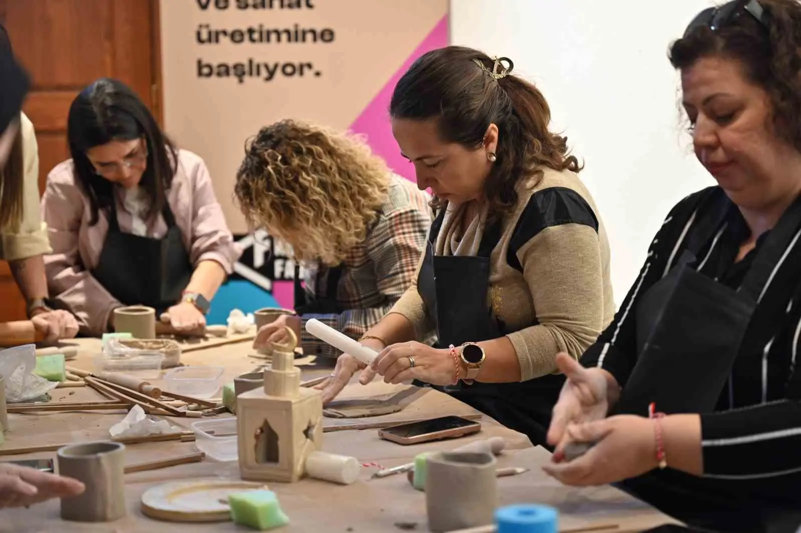 Bursa Büyükşehir Belediyesi’nin Ramazan ayı etkinlikleri kapsamında düzenlediği seramik atölyesine