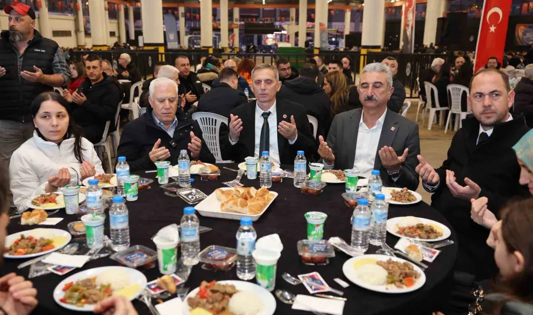 Bursa Büyükşehir Belediyesi’nin Yıldırım ilçesi Arabayatağı Mahallesi’nde düzenlediği iftar programına