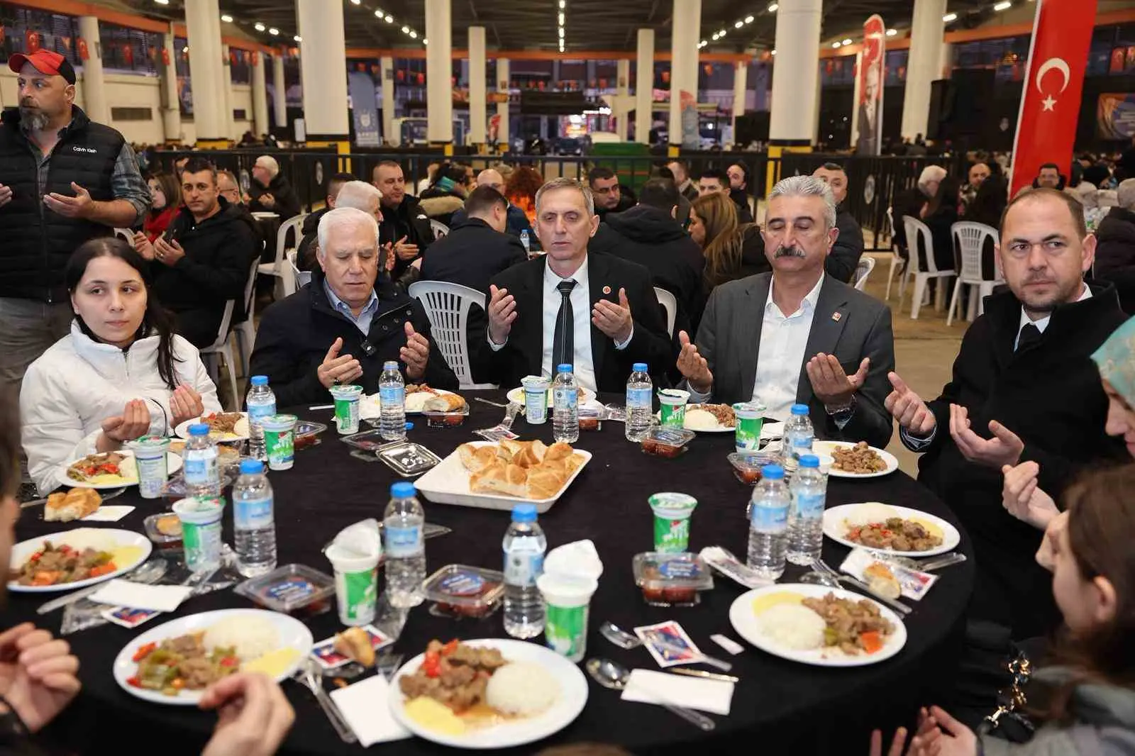 Bursa Büyükşehir Belediyesi’nin Yıldırım ilçesi Arabayatağı Mahallesi’nde düzenlediği iftar programına